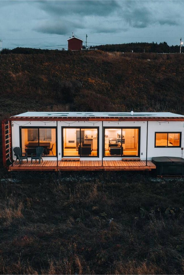et hus med en glass foran