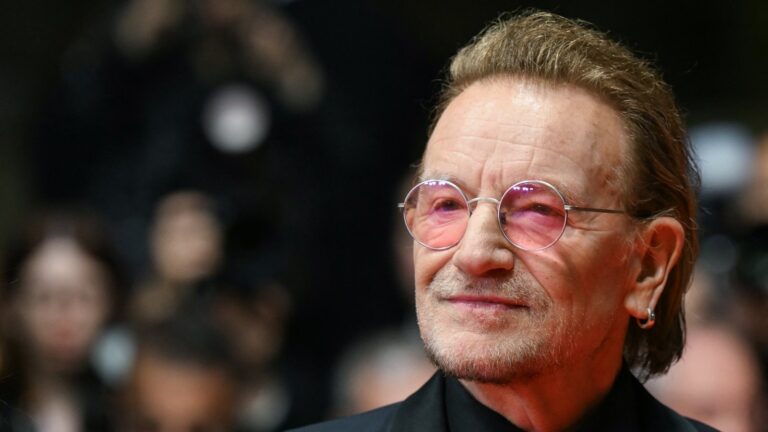 Bono debuterer dokumentaren pÃ¥ Cannes, kritiserer amerikanske hjelpekutt