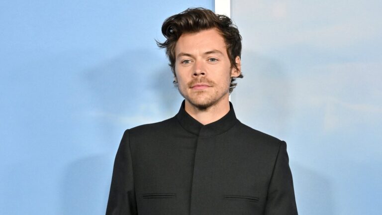Harry Styles dukker opp pÃ¥ New Pope sin fÃ¸rste offentlige adresse