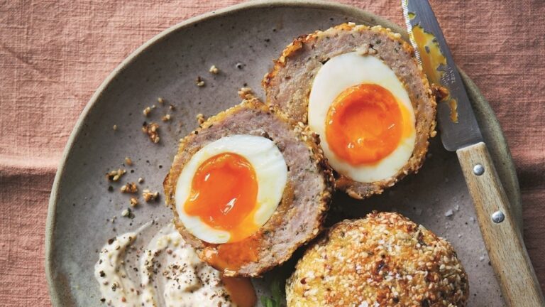 Hvordan lage Katie Caldesis skotske egg i en frityrgryter
    

