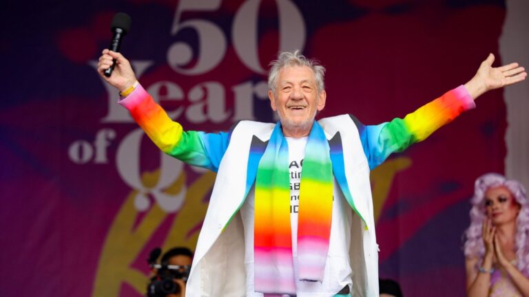 Ian McKellen gleder fans med overraskende opptreden pÃ¥ Scissor Sisters Gig