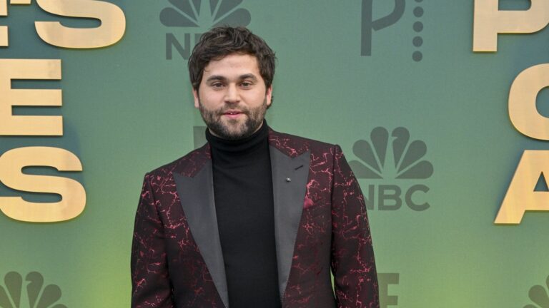 Jake Borelli som spiller Levi Schmitt er innstilt pÃ¥ Ã¥ komme tilbake til Grey's Anatomy