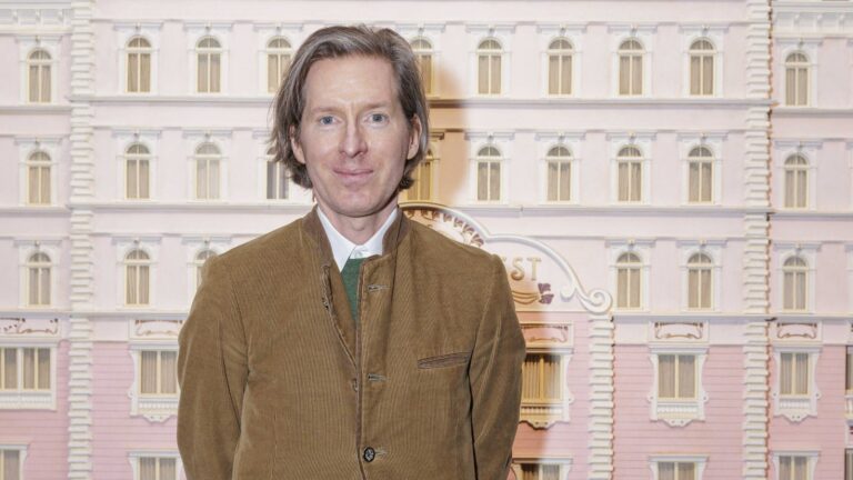 Modell av Grand Budapest Hotel blant varene i New Wes Anderson -utstillingen