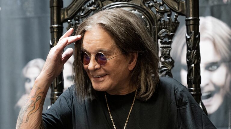Ozzy Osbourne sier at han 'kan sitte ned' for sin siste spillejobb midt i helsevesenet