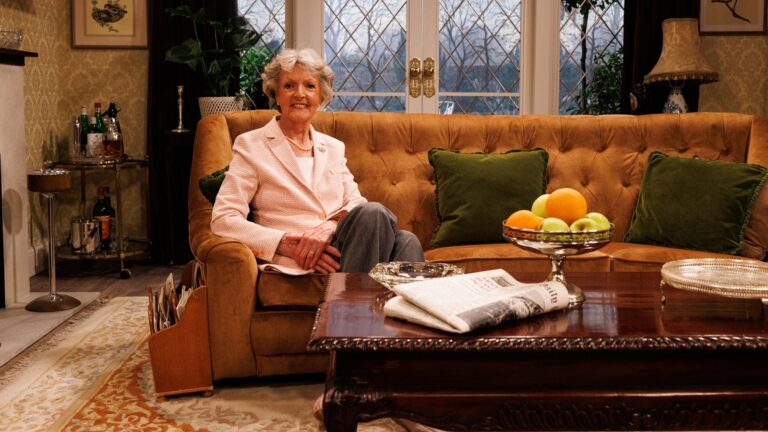 Penelope Keith for Ã¥ spille hovedrollen i programmet som feirer 50 Ã¥r av det gode livet