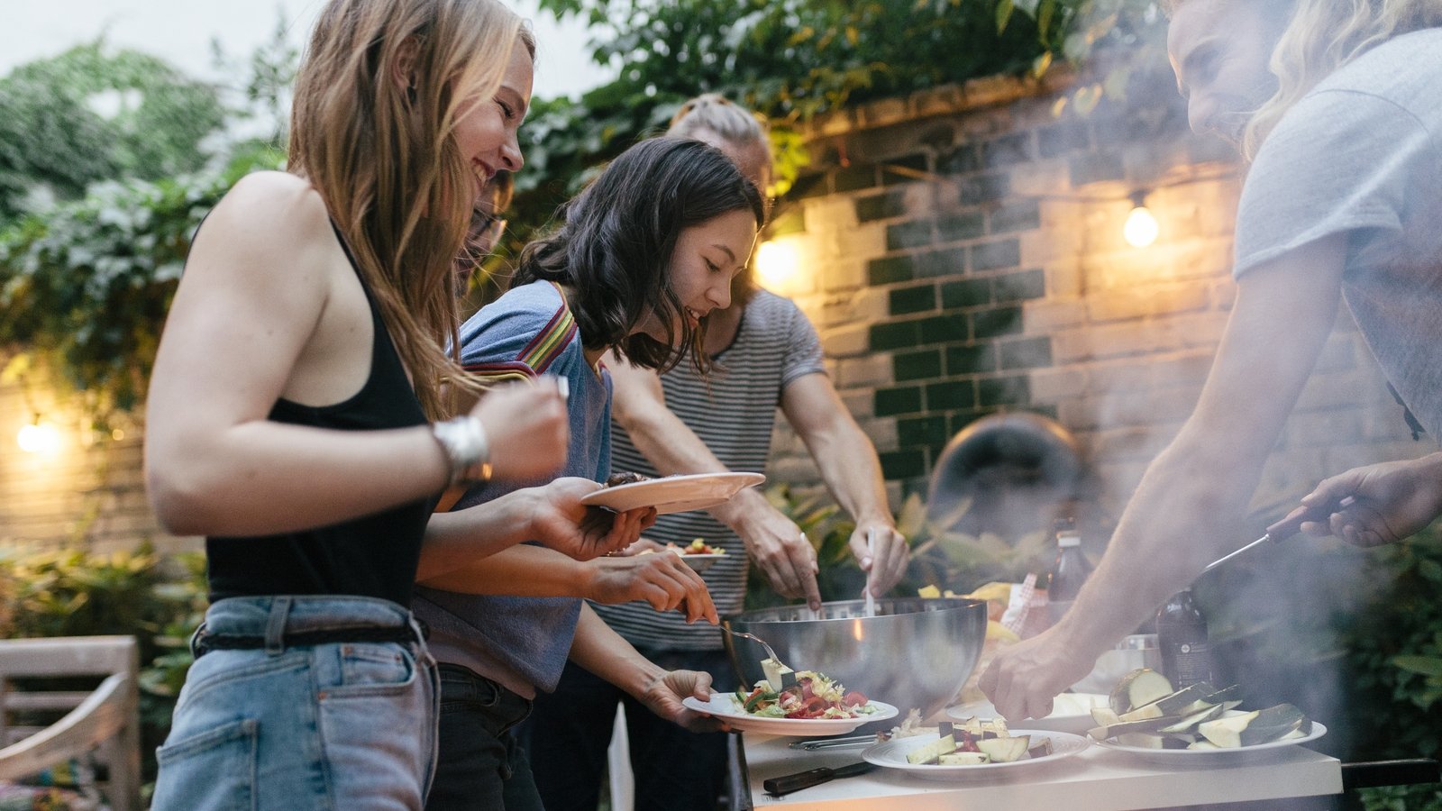 Planlegger du en BBQ? Sjekk ut disse 5 matsikkerhetstipsene først