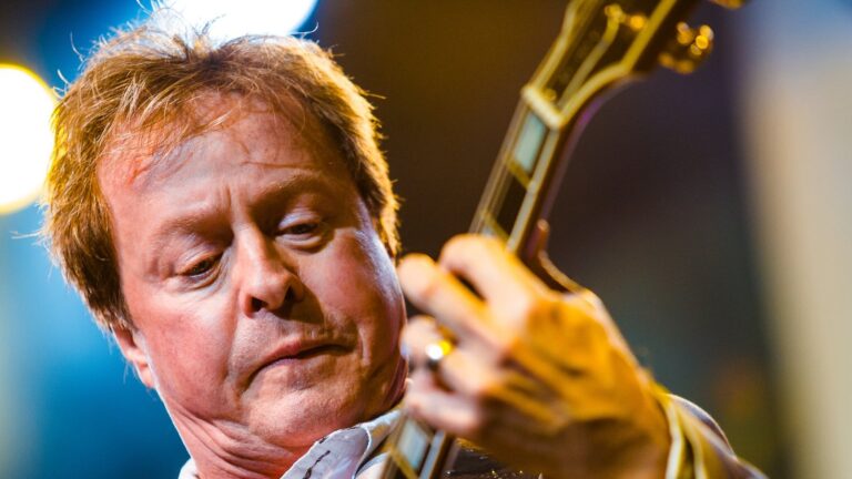 Sanger og gitarist Rick Derringer dÃ¸r 77 Ã¥r gammel