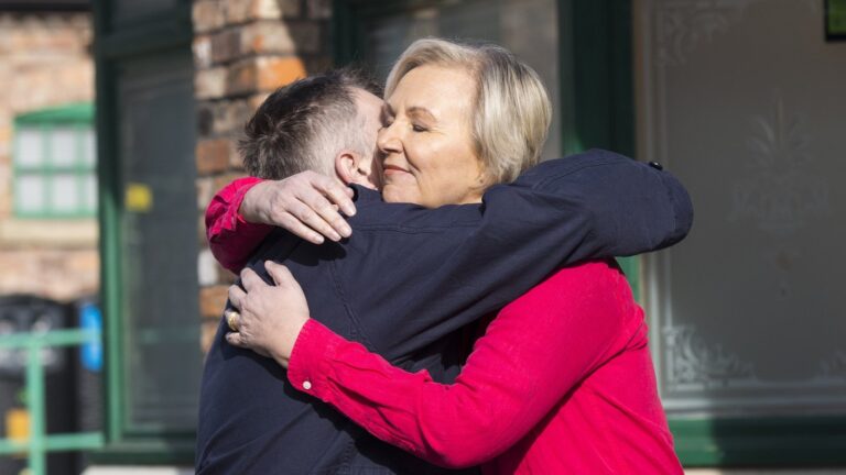 Sue Cleaver reflekterer over '25 Ã¥rs latter, tÃ¥rer, kostymer, kaos - og en uforglemmelig reise 'etter Corrie Exit