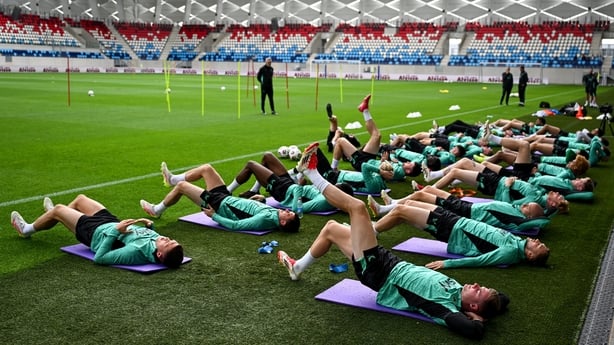 9. juni 2025; Spillerne strekker seg under en opplæringssamling i Irland på Stade de Luxembourg i Luxembourg. Foto av Stephen McCarthy/SportsFile