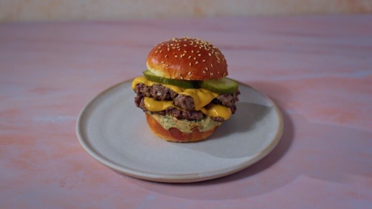 Cook Like a Chef: Smash Burger med hjemmelaget pickles og burgerboller