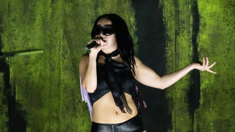 Charli XCX bringer Brat tilbake til Glastonbury i elektrisk ytelse