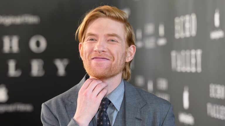 Domhnall Gleeson som gleder seg over skurkrollen i Echo Valley