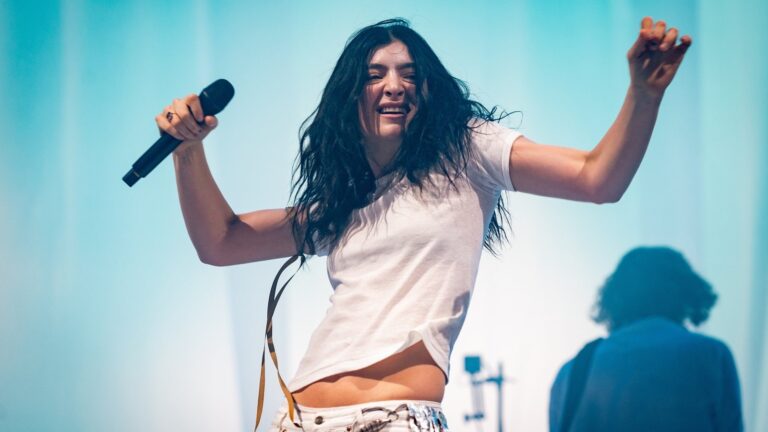 Lorde fremfÃ¸rer nytt album Virgin i sin helhet i overraskelse Glastonbury Festival Set