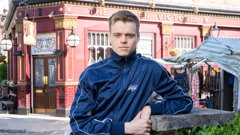 Oscar Branning for Ã¥ komme tilbake til EastEnders for fÃ¸rste gang pÃ¥ Ã¥tte Ã¥r