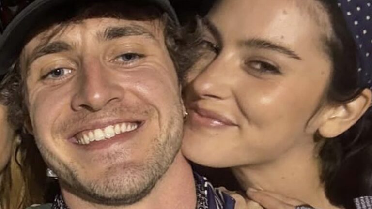 Paul Mescal og Gracie Abrams smiler alle nÃ¥r de er fotografert pÃ¥ Glastonbury