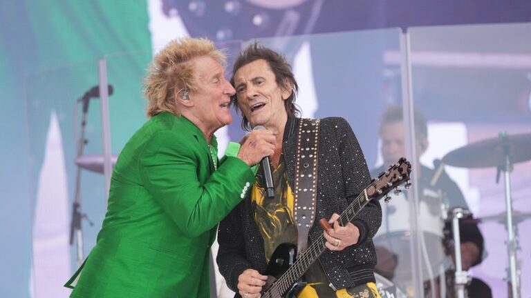 Rod Stewart sammen med Trio of Veteran Superstars for Rousing Glastonbury Set