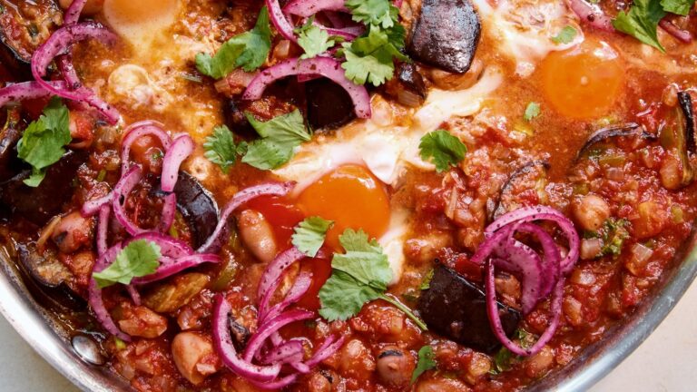 Sami Tamimis aubergine og fava bÃ¸nner med egg