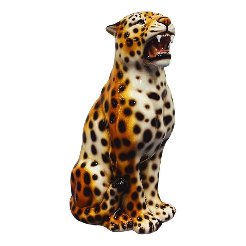Leopardstatue i keramikk