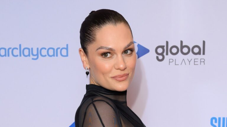 Jessie J sier at hun 'savner Ã¥ vÃ¦re aktiv mamma' nÃ¥r hun kommer seg fra kreftkirurgi
