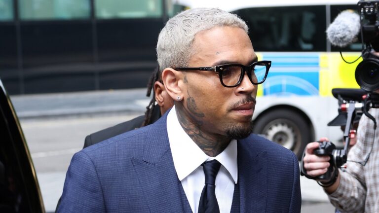Chris Brown pÃ¥ grunn av Ã¥ vises i retten over pÃ¥stÃ¥tt 'flaskeangrep' siktelse