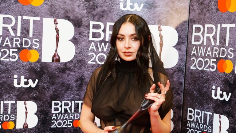 Charli XCX bekrefter ekteskapet med George Daniel fra 1975