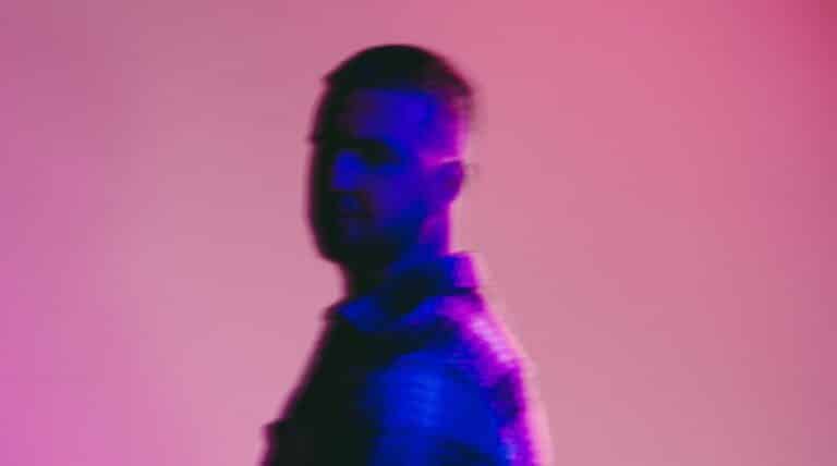 Bak musikken - Connor McGlave