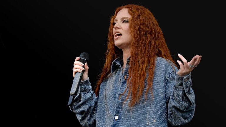Jess Glynne kritiserer Det hvite hus ved hjelp av sang fra annonse