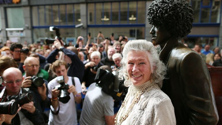 Fans Ã¥ samles for Ã¥ markere 20 -Ã¥rsjubileum for avduking av Phil Lynott Statue i Dublin