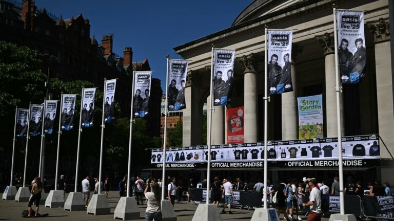 Gjerder reist pÃ¥ Oasis's Manchester Gig -side som billettlÃ¸se fans oppfordret til ikke Ã¥ gÃ¥