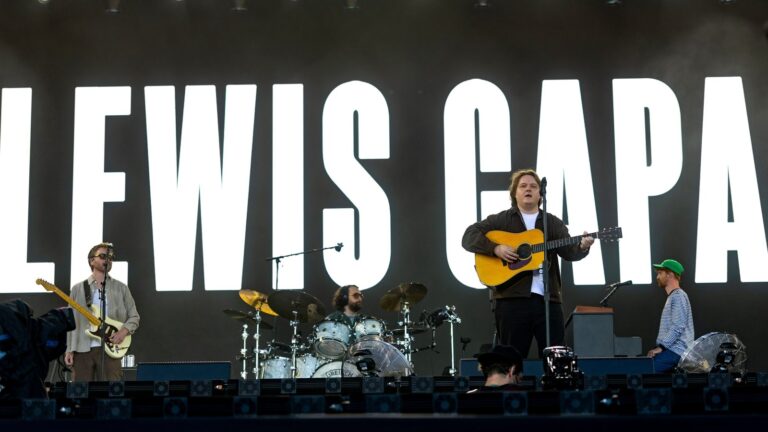 Lewis Capaldi sier at trommeslager var i 'Floods of Tears' pÃ¥ Secret Glastonbury Set