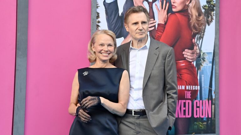 Liam Neeson sier at det Ã¥ gjÃ¸re Naked Gun omstart sammen med Pamela Anderson var 'gledelig'