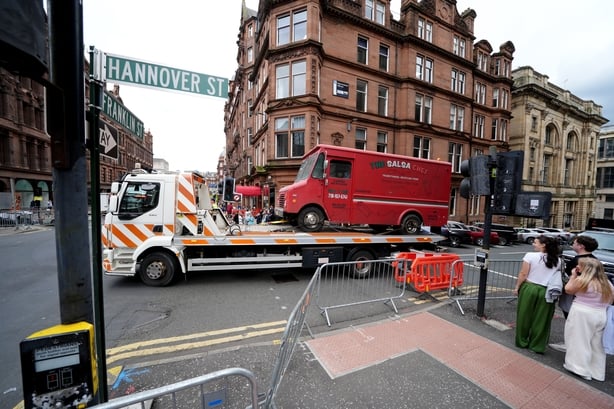 Kjøretøyer blir flyttet i posisjon når arbeidere på sett i Glasgow forbereder området for filmingen av den siste filmen i Spider-Man-franchisen, Spider-Man: splitter ny dag. Oppfølgeren vil se Tom Holland Reprise sin hovedrolle og skal regisseres av Destin Daniel Cretton. Bildedato: Fredag august