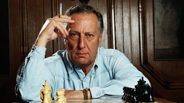 Paris 28. april. Filfoto: Engelsk forfatter Frederick Forsyth i Paris for å promotere romanen sin. Foto av ULF Andersen / Getty Images
