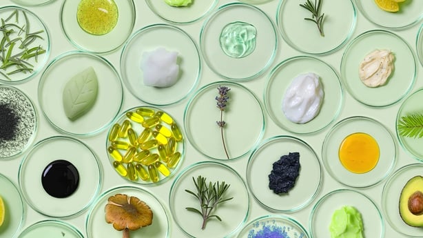 Naturlige kosmetiske produkter for pleie av hud og hår og urter, planter ingredienser i petriskåler
