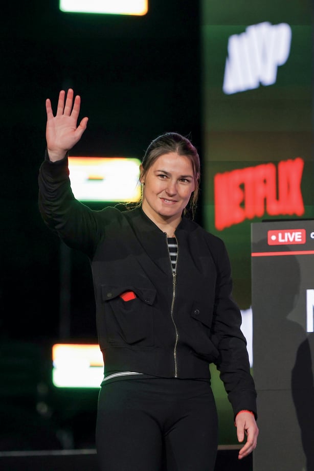 Katie Taylor vinker til fotografer mens han deltar på Katie Taylor mot Amanda Serrano pressekonferanse 