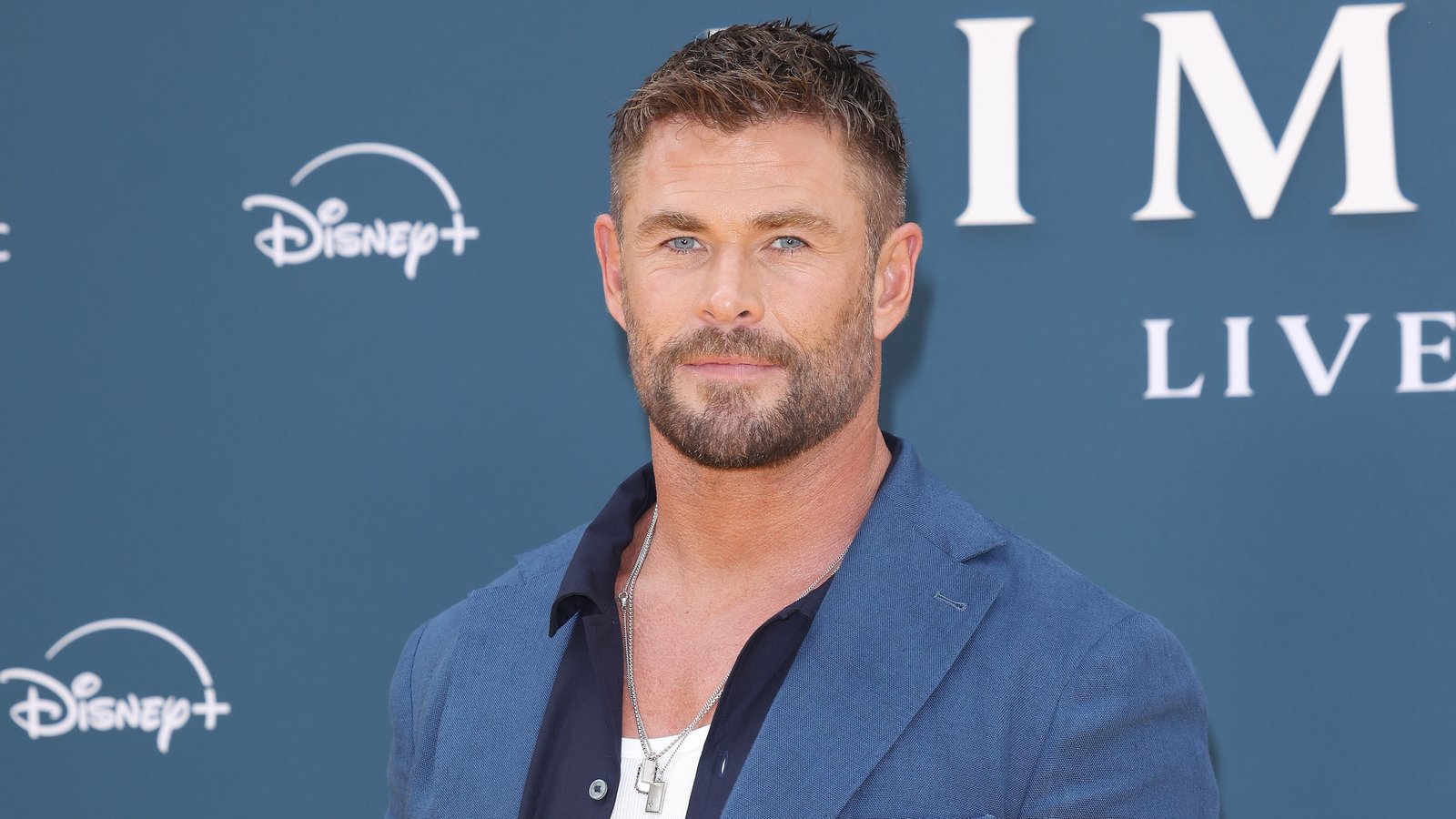 Chris Hemsworth husker 'Out of Body Experience' som opptrer sammen med Ed Sheeran