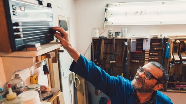 Snekker på verkstedet spiller radioen