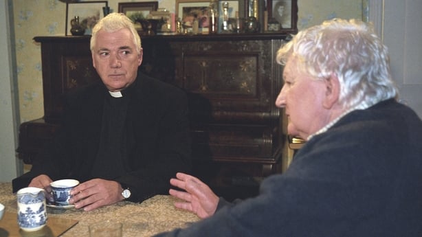 Father Lawlor (Frank Grimes) lytter til far Mitchell (TP McKenna) i Fair City