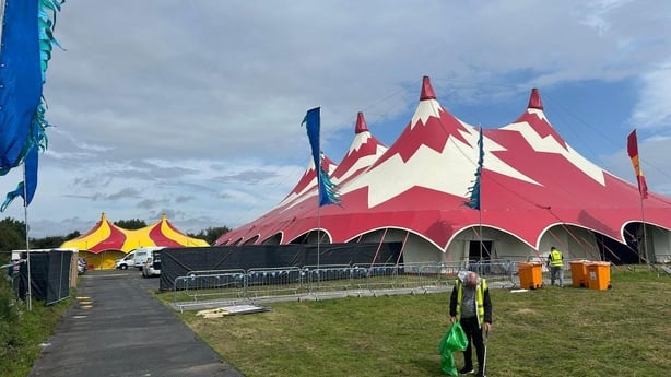 En mann blir sett foran en stor topp 
