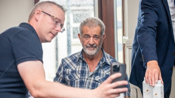 Mel Gibson avbildet posering for en selfie på en modig skjult begivenhet i trim