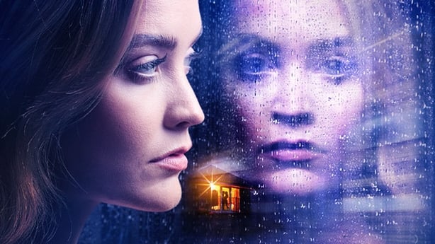 Laura Whitmore og hennes refleksjon i jenta på toget