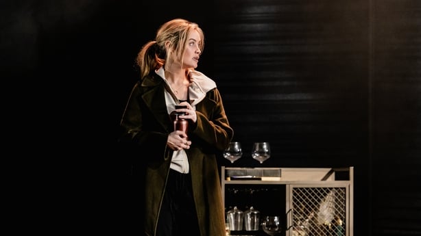 Laura Whitmore i jenta på toget