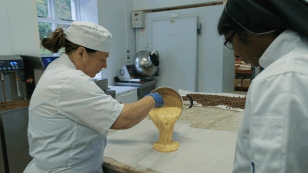 Veronica og søster Jiby Making Honeycomb