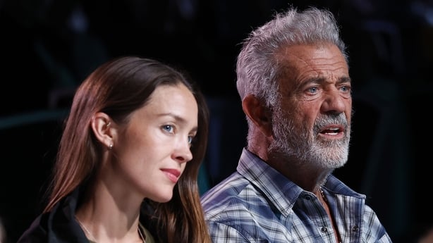 Skuespiller Mel Gibson og hans partner Rosalind Ross på en konsert av den irske filharmoniske orkesteret