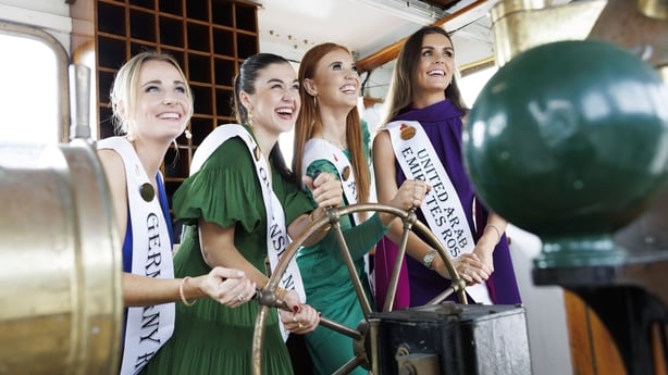 German Rose, Sarah Ann Fritz, Queensland Rose Siobhán Edwards, Arizona Rose Coleen Kelehan-Pierson og Uae Rose Celine O'Meara avbildet ved lanseringen av 2025 Rose of Tralee International Festival 
