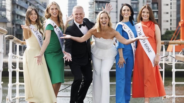 Dáithí Ó Sé og Kathryn Thomas styrer skipet ved lanseringen av 2025 Rose of Tralee International Festival når de møter årets 32 International Roses på MV Cill Airne, North Wall, Dublin