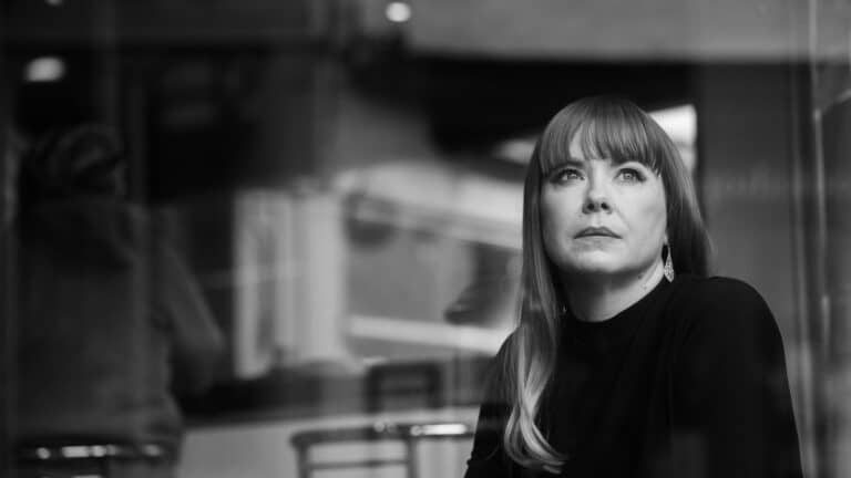 Bak musikken - Lucy Kitchen