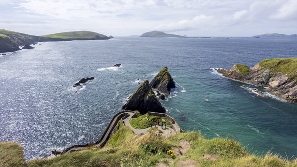 Wild Atlantic Way, Irland - 14. august: Dunquin Pier 14. august 2024 i Irland. Dunquin Pier er en pittoresk klippe og tilbyr utsikt over den robuste kystlinjen og det enorme Atlanterhavet. Det er et must Ã¥ se reisemÃ¥l for reisende som utforsker de naturskjÃ¸nne landskapene pÃ¥ Dingle -halvÃ¸ya. Du