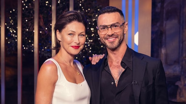 Kjærlighet er Blind UK -vertene Emma Willis og Matt Willis smiler for et bilde