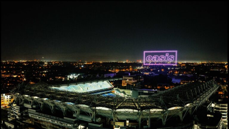 Se: droner lyser opp Dublin Sky med Oasis hyllest